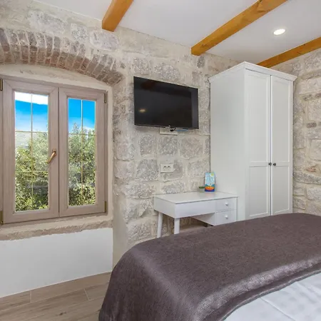 Vikendica Stone House *