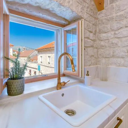 Vikendica Stone House